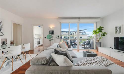 Un attico sopra Milano: due piani di luce, tre terrazzi e la vista sul Monte Rosa